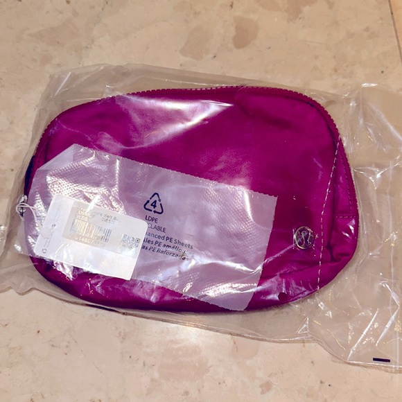 🍋 Lululemon Everywhere Belt Bag in Berry FINAL OFFER - Picture 3 of 16